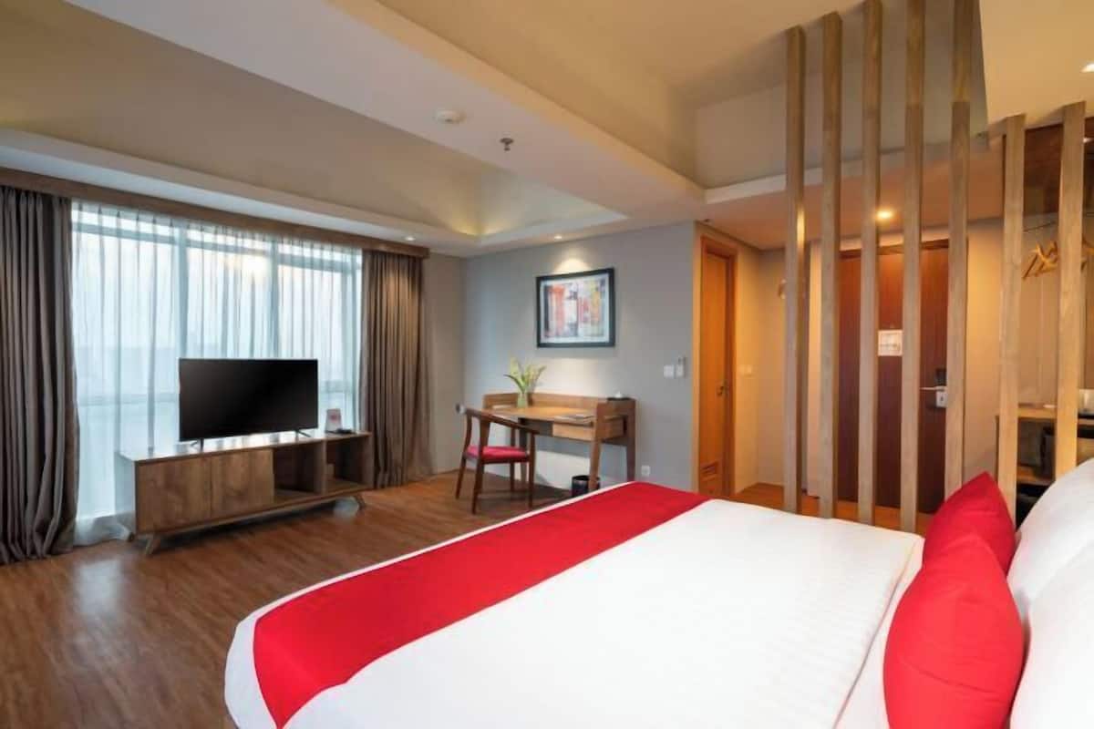 In-room safe, desk, laptop workspace, soundproofing