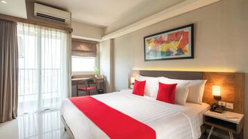 Zimmersafe, Schreibtisch, laptopgeeigneter Arbeitsplatz