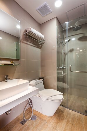 Shower, free toiletries, slippers, towels - Ramada by Wyndham Serpong (South Tangerang)