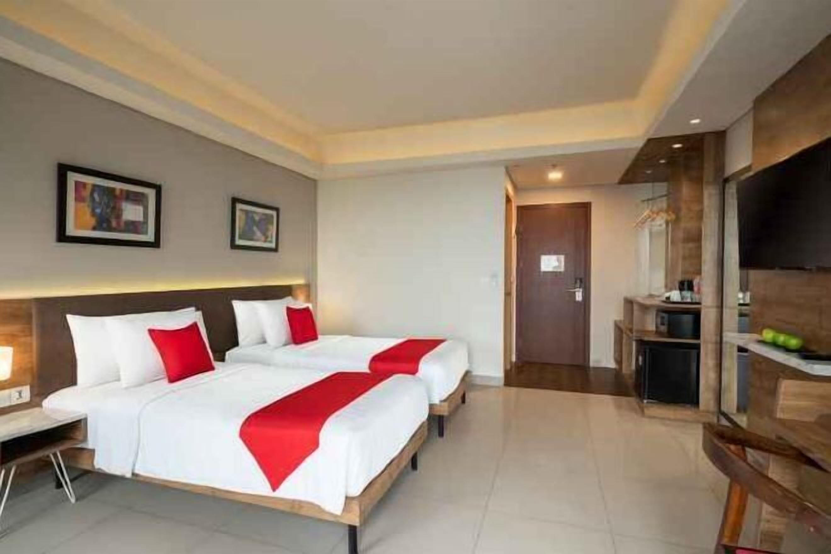 Zimmersafe, Schreibtisch, laptopgeeigneter Arbeitsplatz