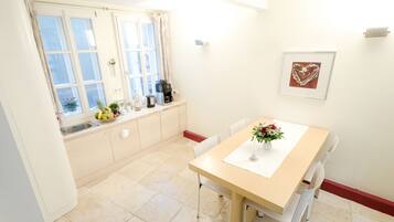 Comfort House, 1 Queen Bed, Non Smoking, City View | In-room dining