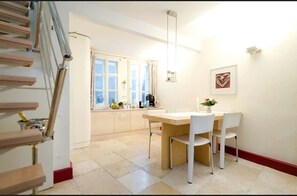 Maison Confort, 1 grand lit, non-fumeurs, vue ville | Cuisine privée | Réfrigérateur, plaque de cuisson, machine à expresso