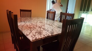 供應午餐及晚餐；本地菜