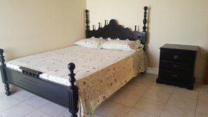 Chambre, 2 chambres, non-fumeurs, vue montagne | Décoration personnalisée, ameublement personnalisé, draps fournis