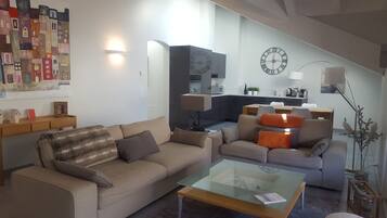 Appartement, 2 chambres | Salle de séjour | Télévision