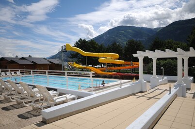 薩永伊維遜奈亞德斯 F18 號酒店