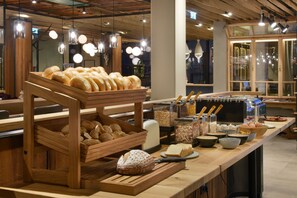 Daily continental breakfast (EUR 19 per person) - Venediger Lodge (Neukirchen am Grossvenediger)