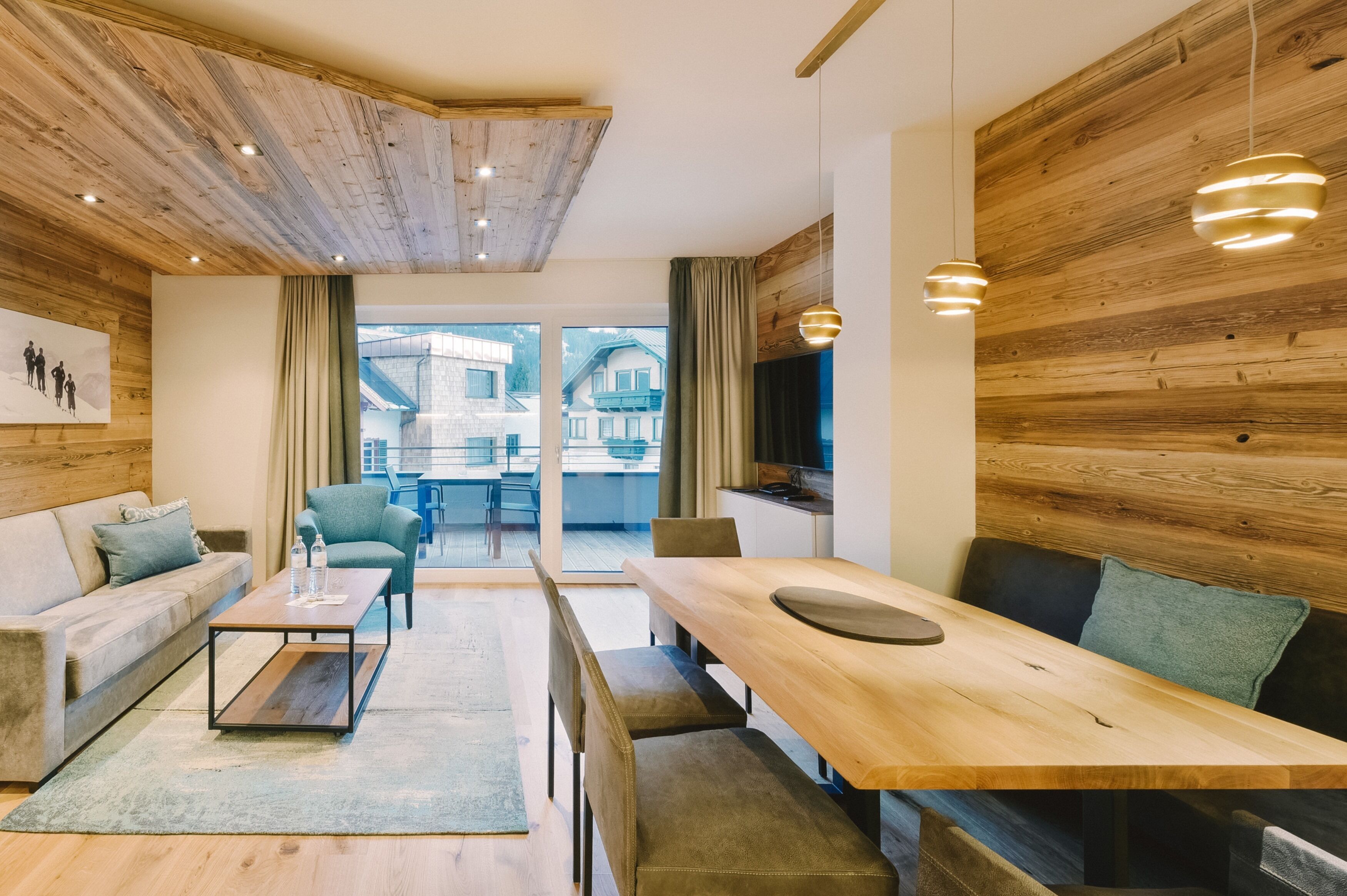 Un salon moderne avec un plafond en bois, une table à manger en bois, un canapé et un fauteuil.
