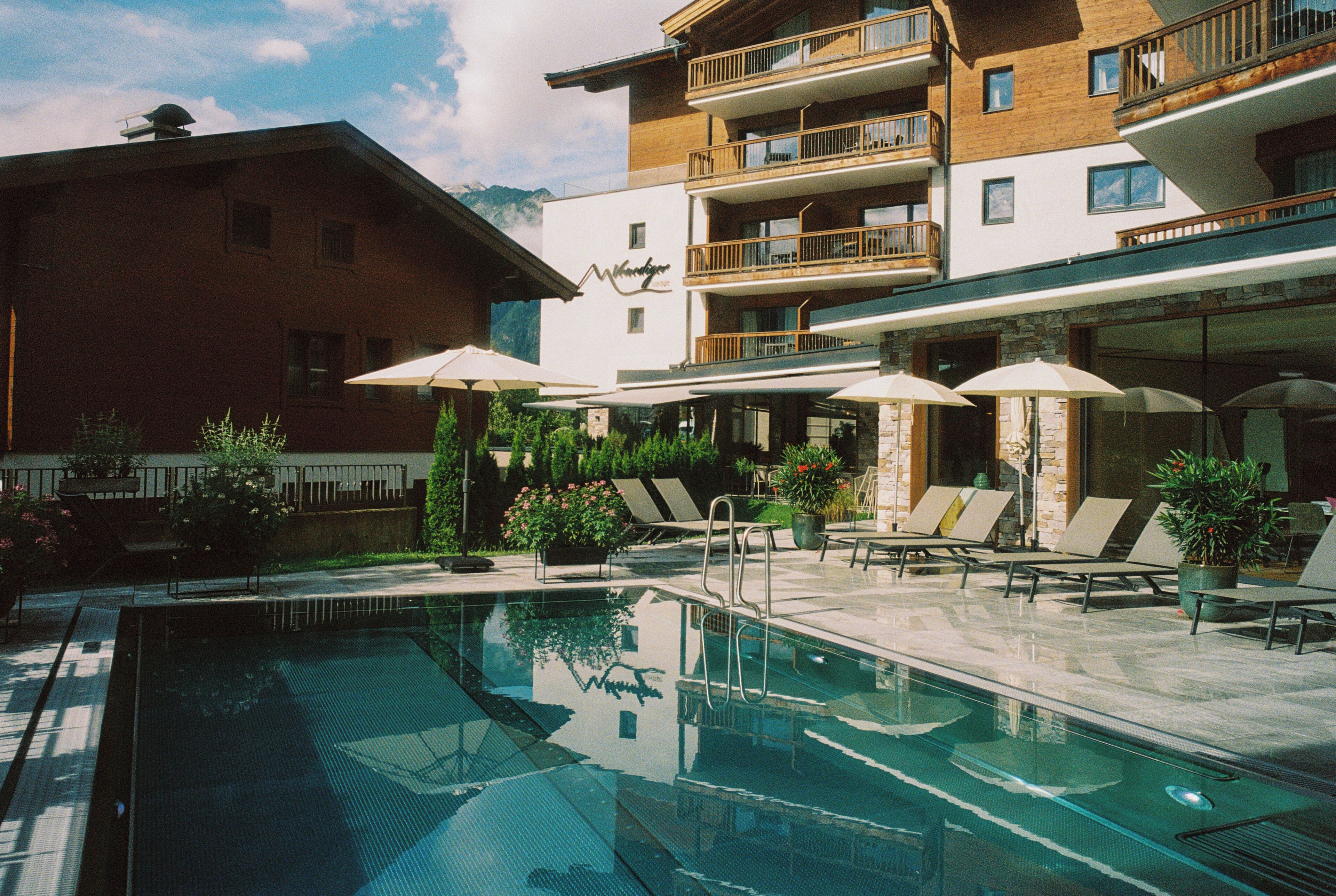 Piscina interna, piscina externa, espreguiçadeiras