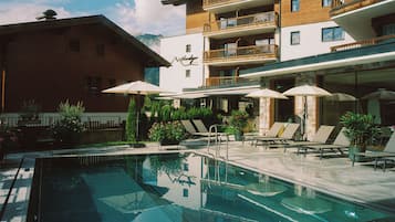 Piscina interna, piscina externa, espreguiçadeiras