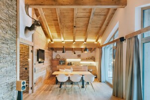 Apartamento premium, 3 quartos | Opções para refeição no quarto