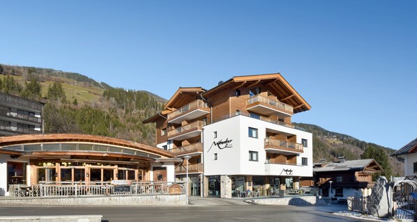 Front of property - Venediger Lodge (Neukirchen am Grossvenediger)