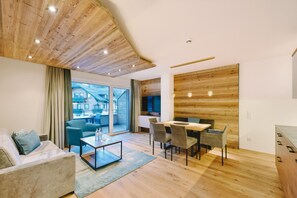 Apartamento luxo, 2 quartos | Área de estar | TV de tela plana