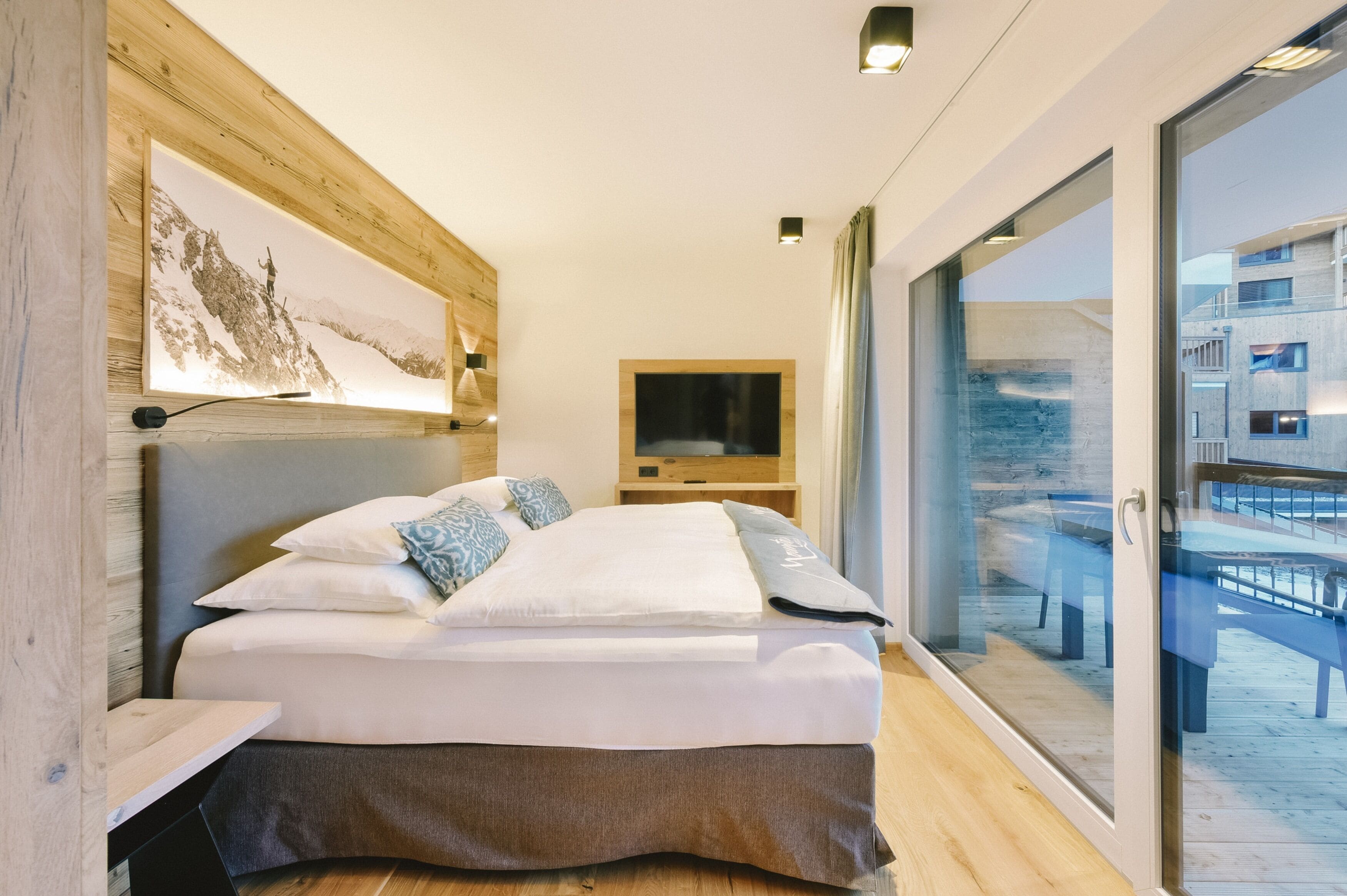 deluxe apartment, 2 bedrooms | in-room safe, individually decorated, individually furnished