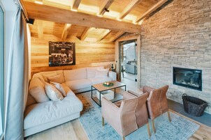 Apartamento premium, 3 quartos | Área de estar | TV de tela plana