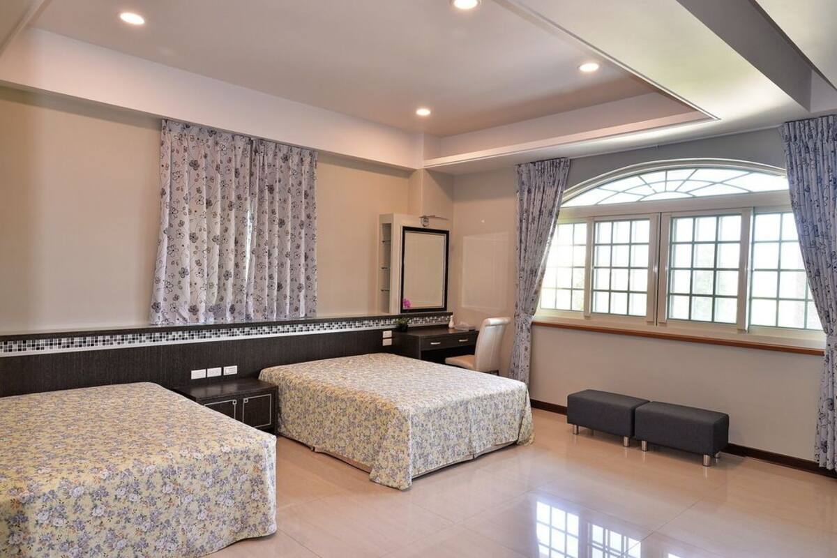 Escritorio, sistema de insonorización y tabla de planchar con plancha