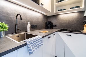 Apartamento luxo | Cozinha privada | Geladeira grande, micro-ondas, cooktop, lava-louças