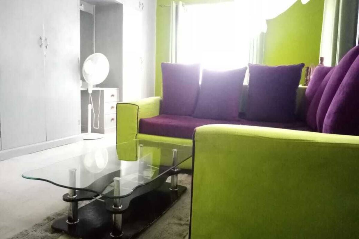 Habitación Confort (106) | Área de sala de estar | Televisión de 24 pulgadas con canales digitales