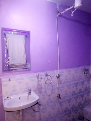 Regadera, amenidades de baño gratuitas, toallas