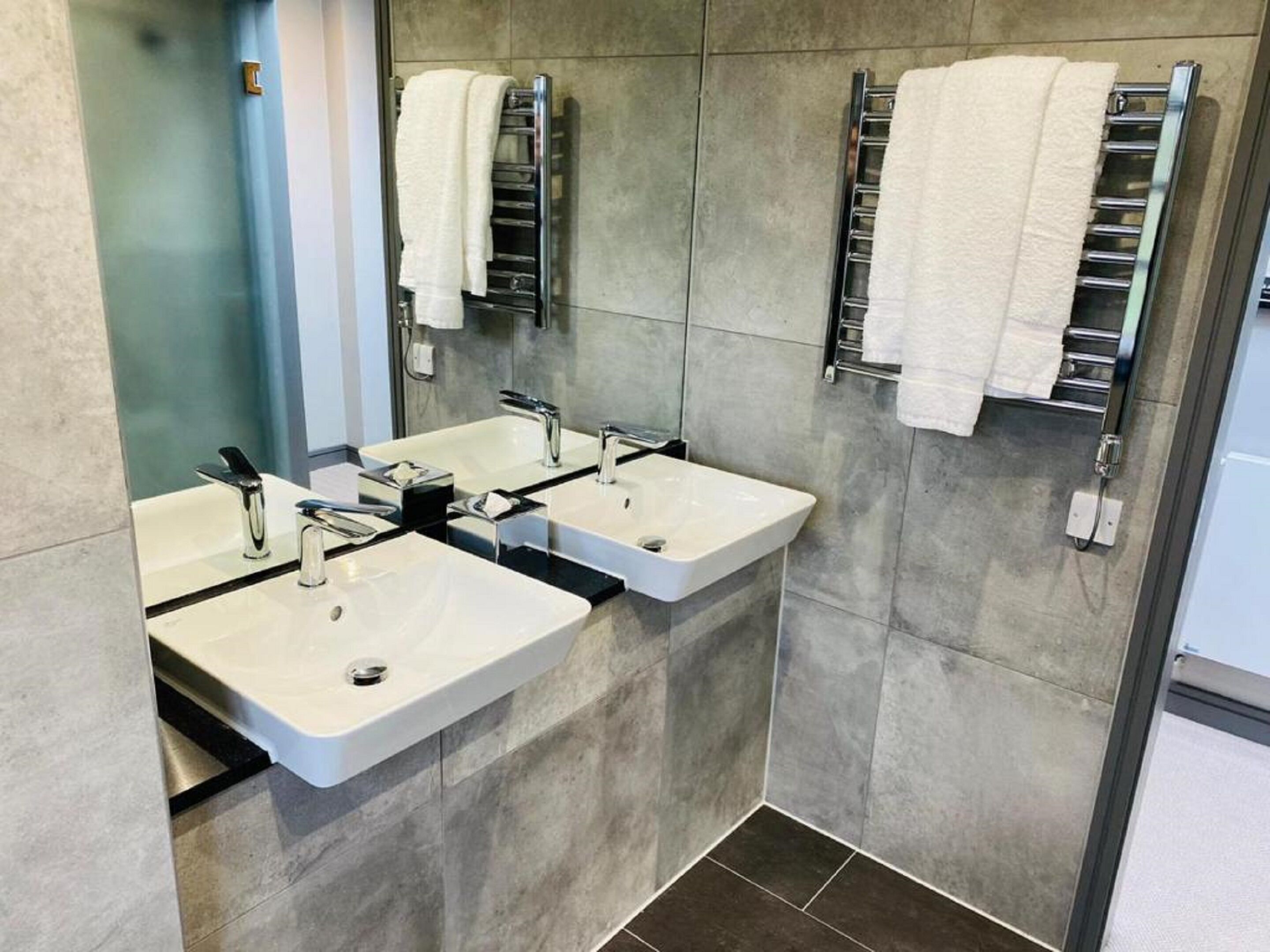 deluxe studio suite | bathroom | combined shower/bathtub, free toiletries, hair dryer, towels