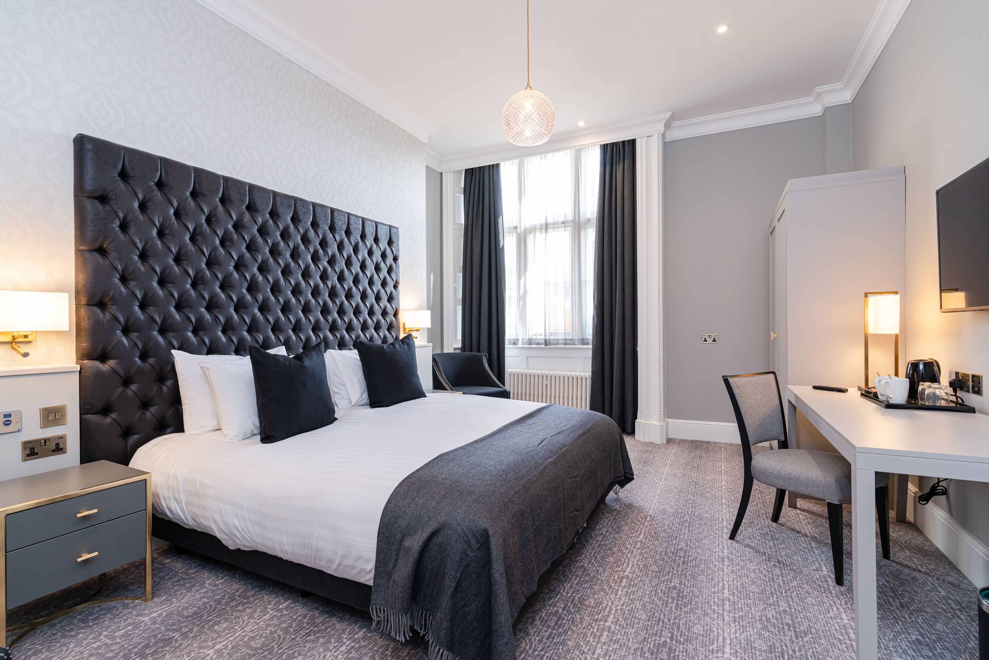 double room (accessible) | 1 bedroom, individually decorated, individually furnished, desk