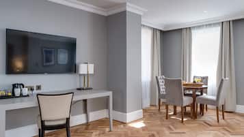 Studio Suite | Living area | TV