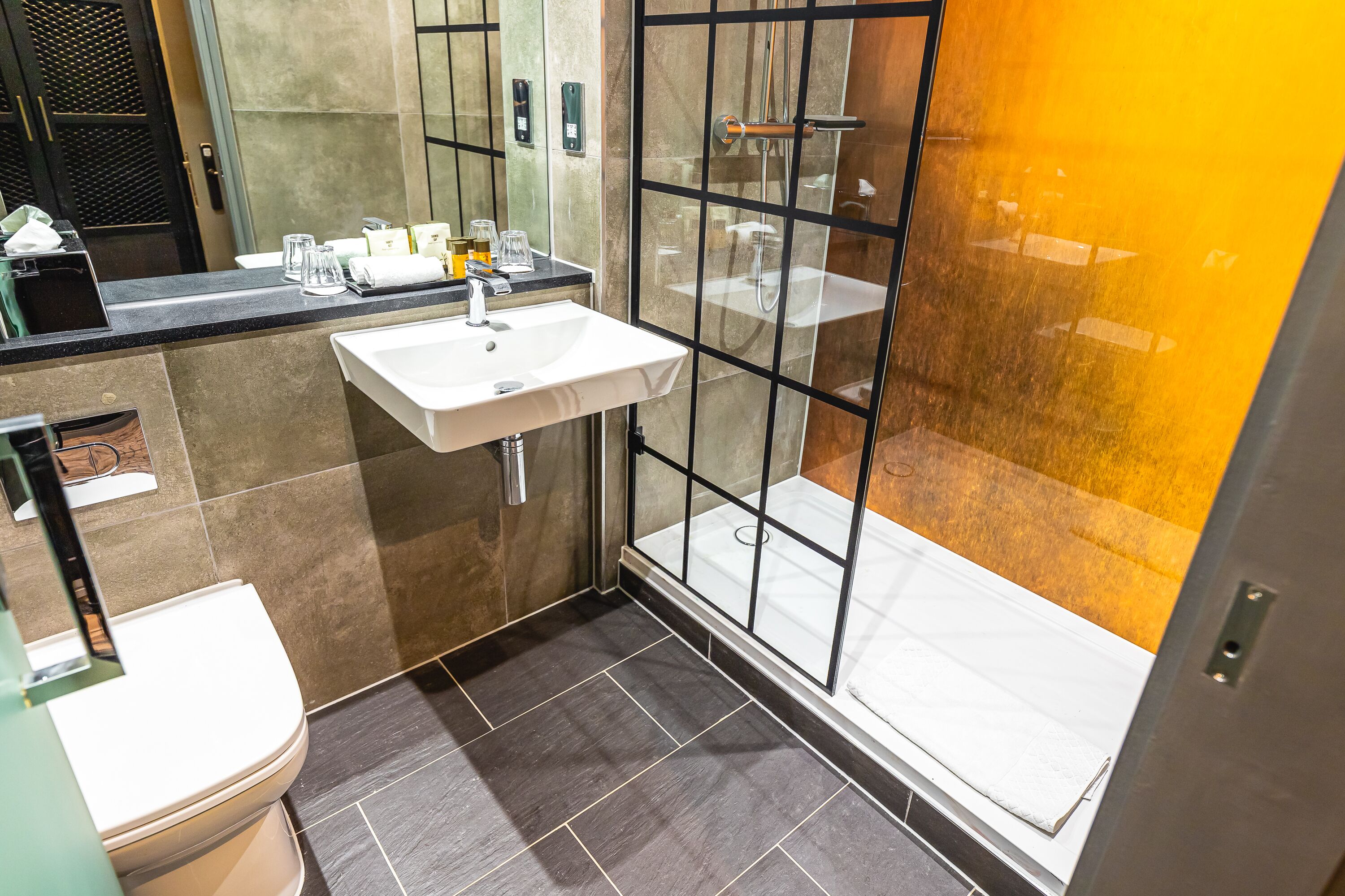standard double room, annex building | bathroom | combined shower/bathtub, free toiletries, hair dryer, towels