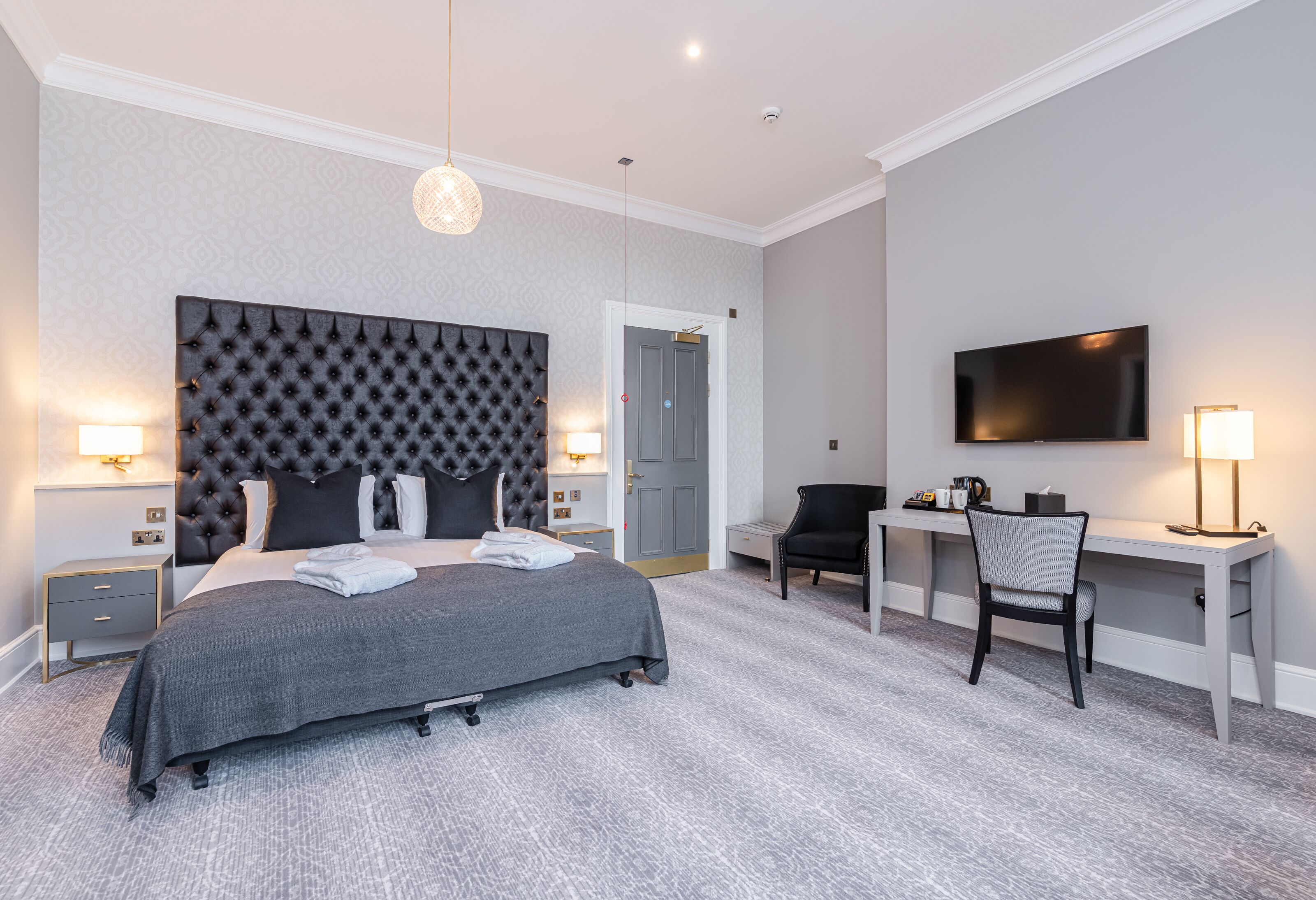 double room (accessible) | 1 bedroom, individually decorated, individually furnished, desk