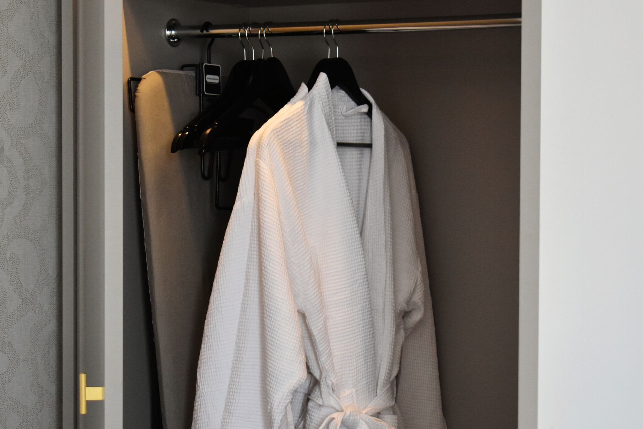 deluxe premium | 1 bedroom, individually decorated, individually furnished, desk