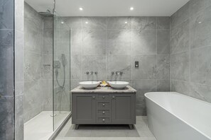 Suite estudio | Baño | Tina con regadera, amenidades de baño gratuitas, secadora de cabello 