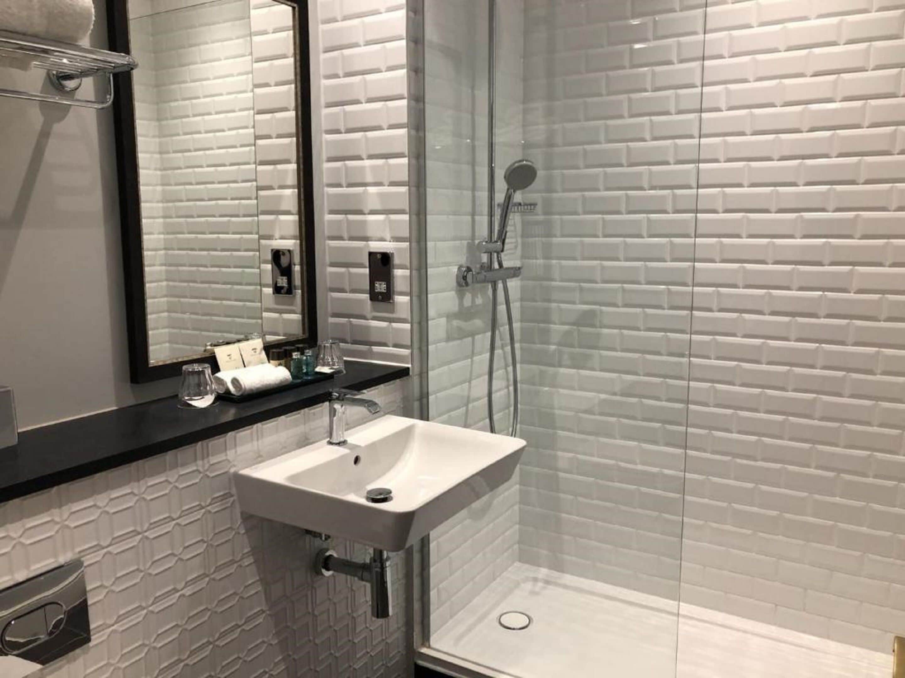 single room | bathroom | combined shower/bathtub, free toiletries, hair dryer, towels