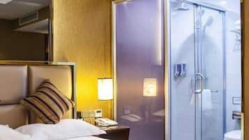 Habitación doble Confort | Escritorio, cortinas blackout, wifi gratis y ropa de cama