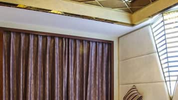 Escritorio, cortinas blackout, wifi gratis y ropa de cama