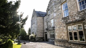 A stone building with multiple windows and a gravel driveway. - Faenol Fawr Hotel (Rhyl)