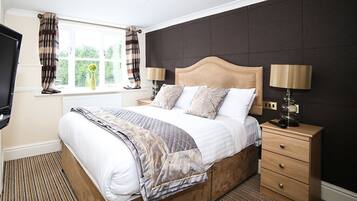 Classic Double Room | Individually decorated, individually furnished, desk, iron/ironing board