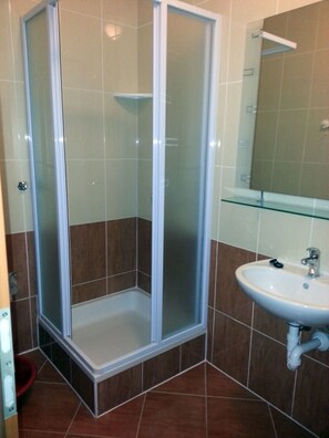 Shower, free toiletries, towels - Apartments Mislav (Novalja)