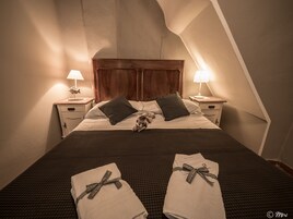 1 habitación, tabla de planchar con plancha y ropa de cama 