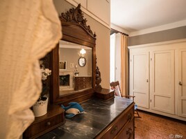 1 habitación, tabla de planchar con plancha y ropa de cama 