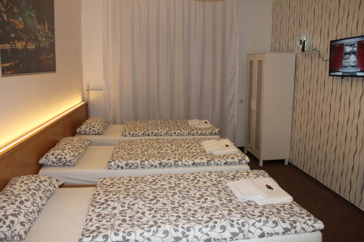 Escritorio, wifi gratis y ropa de cama