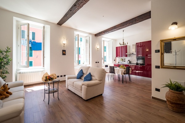 Apartment | Living area | 42-inch Smart TV with satellite channels