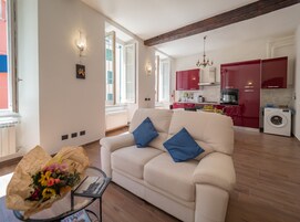 Apartment | Living area | 42-inch Smart TV with satellite channels