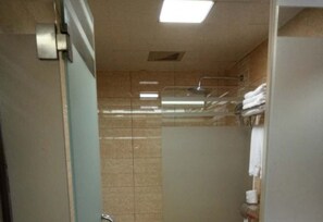 标准双人房 | 浴室 | 淋浴设施、免费洗浴用品、吹风机