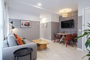 Apartment, 1 Bedroom (2A) | Living area | 36-inch flat-screen TV with cable channels, Smart TV