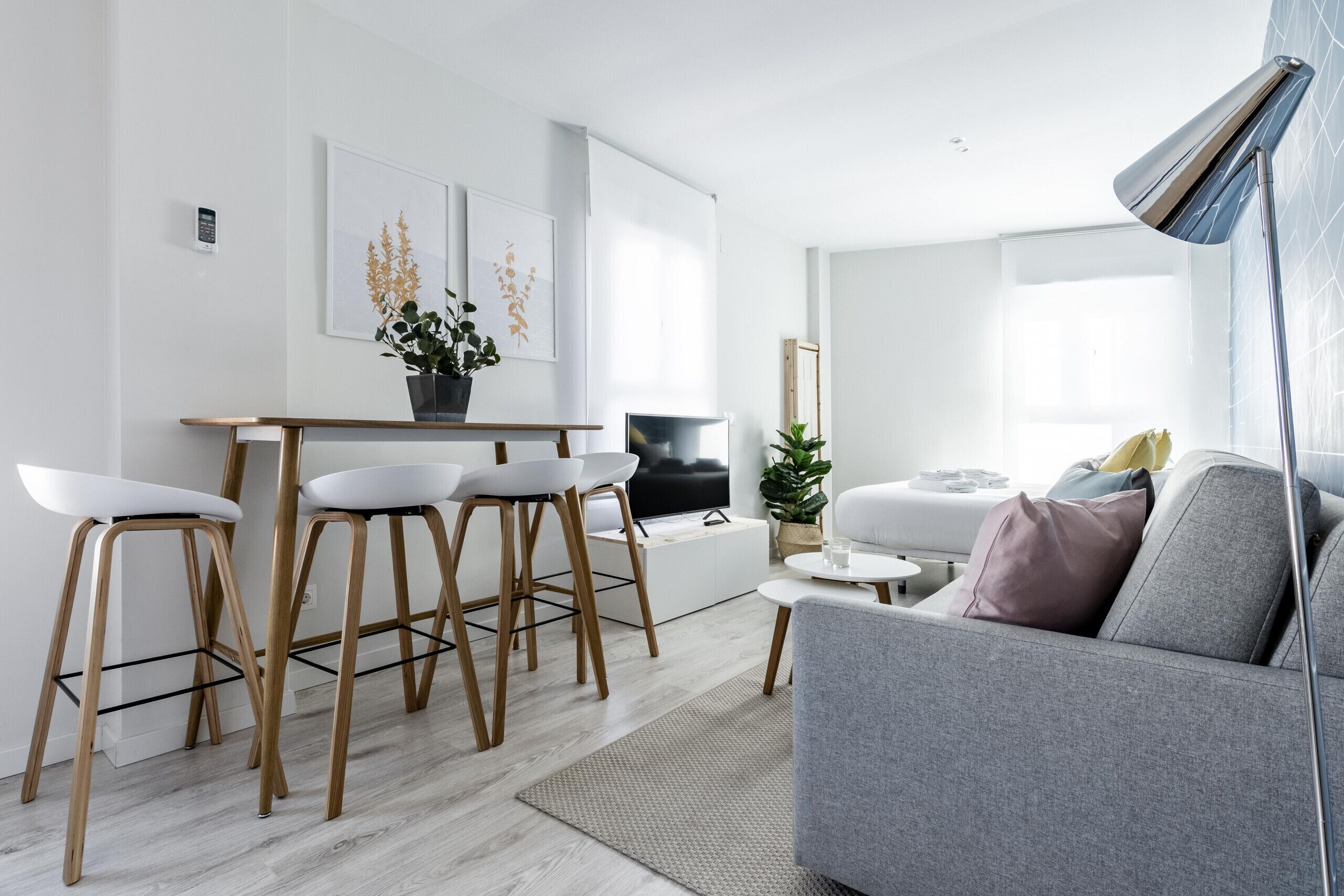 Studio (1B) | Woonruimte | Een 36-inch flatscreentelevisie met kabelzenders en een smart-tv