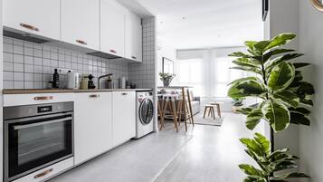 Apartamento, 1 habitación (2A) | Cocina privada | Frigorífico grande, microondas, horno y placa de cocina