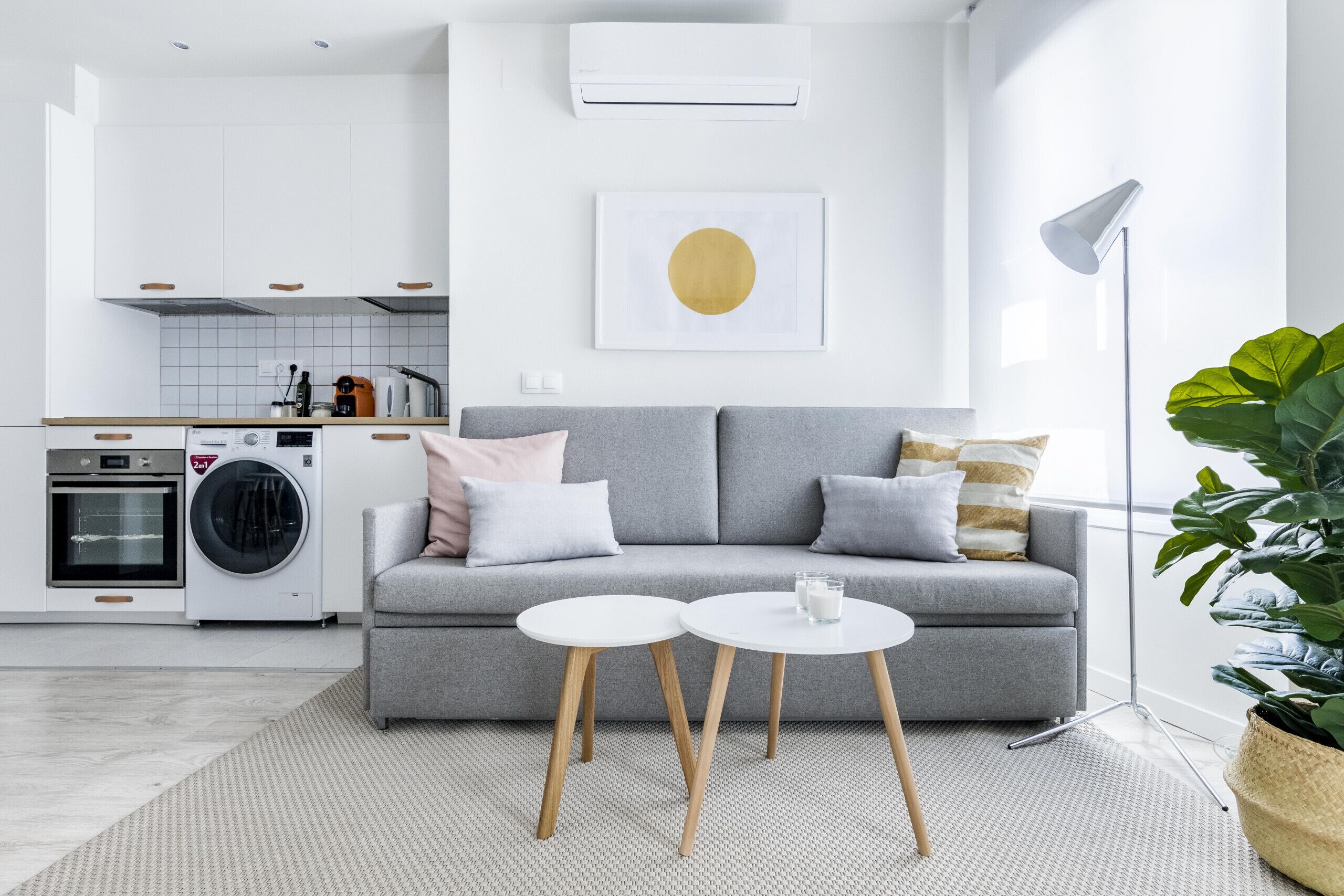 Studio (1B) | Woonruimte | Een 36-inch flatscreentelevisie met kabelzenders en een smart-tv