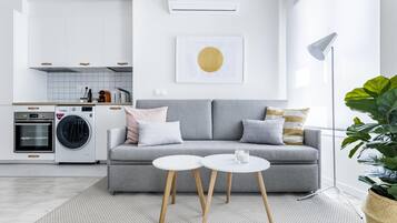 Studio (1B) | Woonruimte | Een 36-inch flatscreentelevisie met kabelzenders en een smart-tv