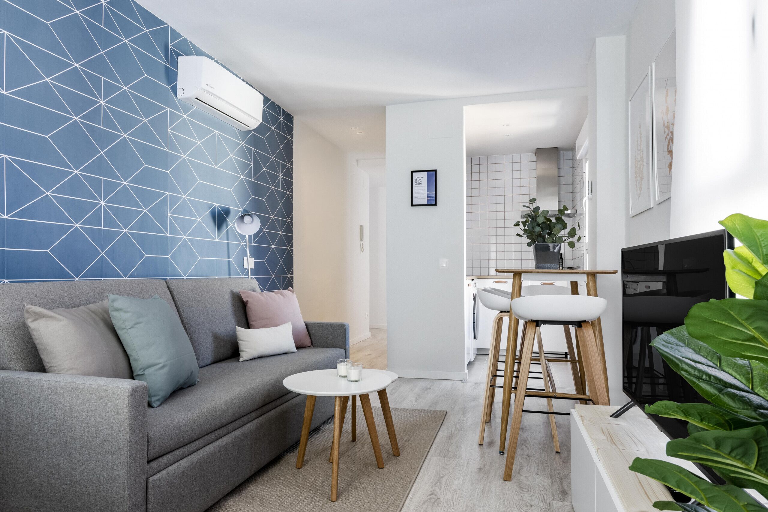 Studio (1B) | Woonruimte | Een 36-inch flatscreentelevisie met kabelzenders en een smart-tv