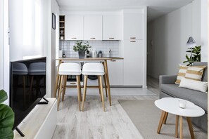 Studio (1B) | Coin séjour | Télévision à écran plat de 36 pouces avec chaînes par câble