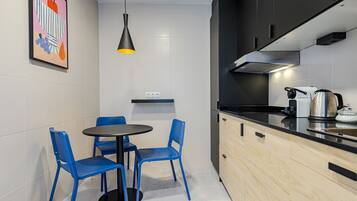 Apartamento, 1 quarto (2A) | Cozinha privada | Geladeira grande, micro-ondas, fogão, cooktop